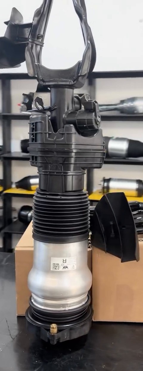 Amortecedor pneumático do Porsche Cayenne 2024 montado e pronto, na frente da caixa da Global Best Parts