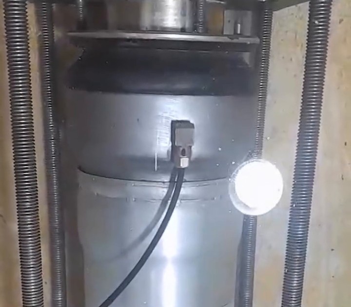 Bolsa de ar do Porsche Cayenne no tanque de teste, pressurizada a 10 bar